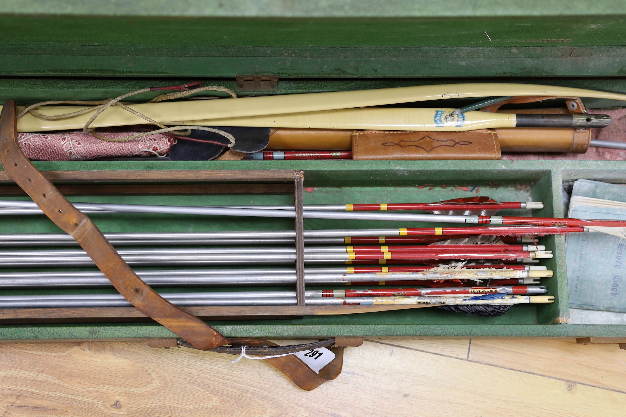 A vintage archery set in cased green box
